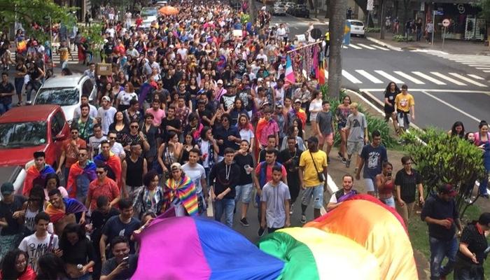 Parada Gay de Maringá reúne 5.000 pessoas