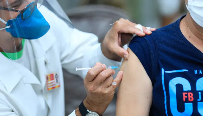 População geral entre 53 e 59 anos já pode se vacinar em Maringá; veja cronograma completo