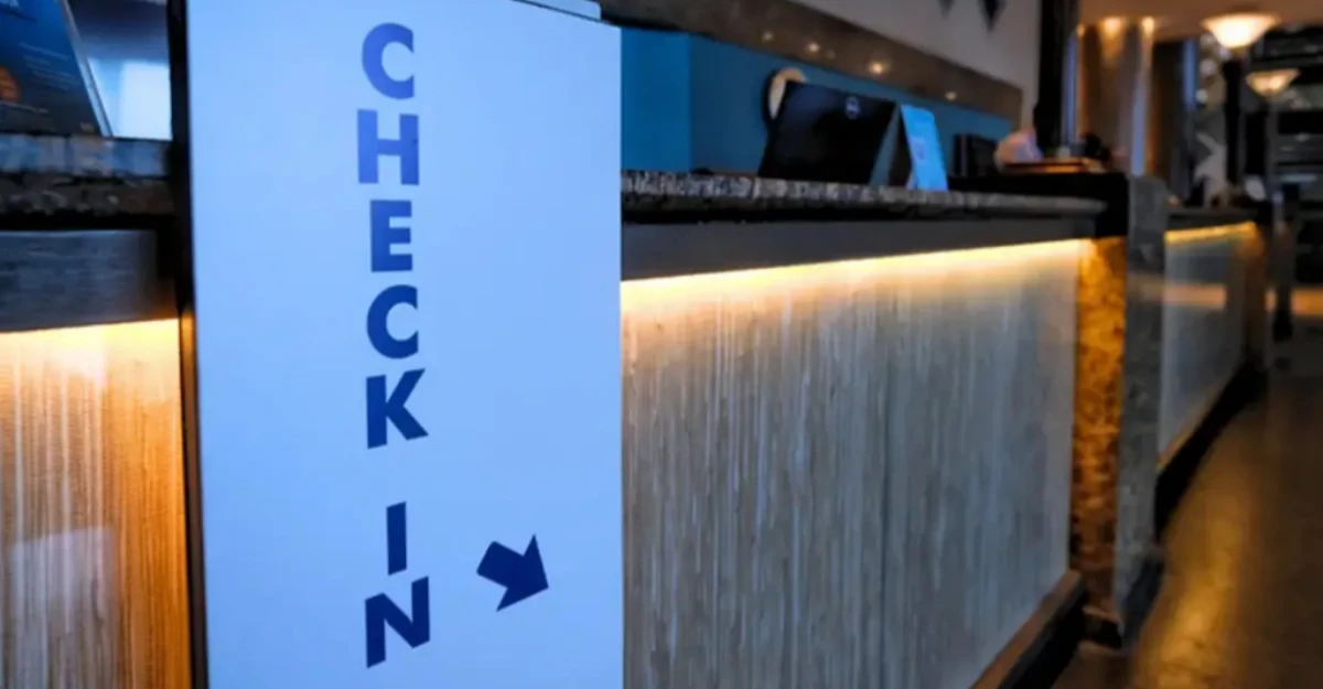 Hospedagens têm até esta segunda (20) para adotar check-in digital; entenda