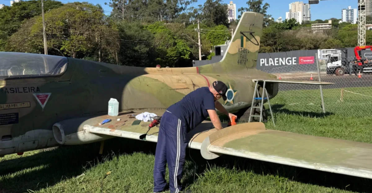Parceria garante restauração da aeronave da Praça do Avião em Maringá