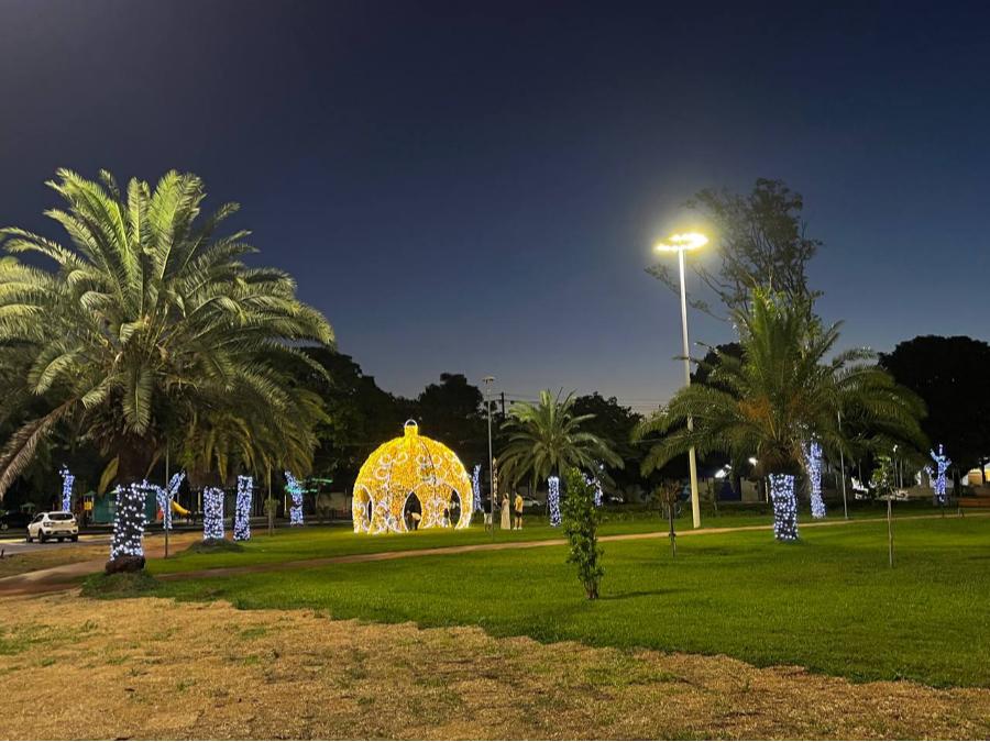 Decorações da Maringá Encantada iluminam o Centro e o Parque do Japão; veja fotos 