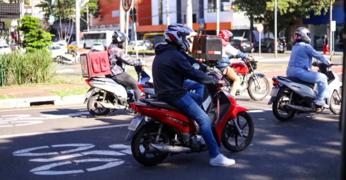 Semob realiza blitze educativas sobre uso correto de capacetes