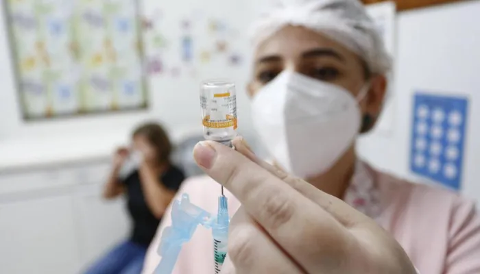 Paraná negocia com laboratórios compra de 16 milhões de vacinas contra a Covid-19