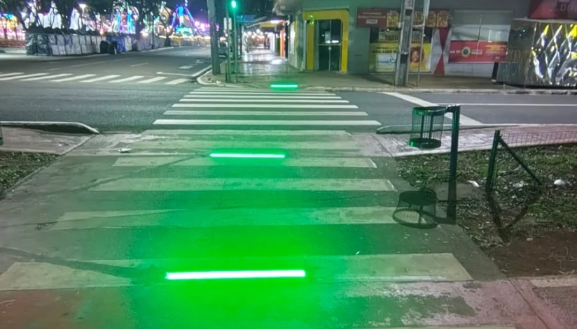 Semob testa barras de LED em faixas de pedestres de Maringá