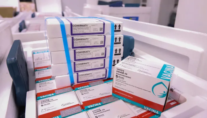 Paraná recebe novo lote com mais de 380 mil doses de vacina contra Covid-19