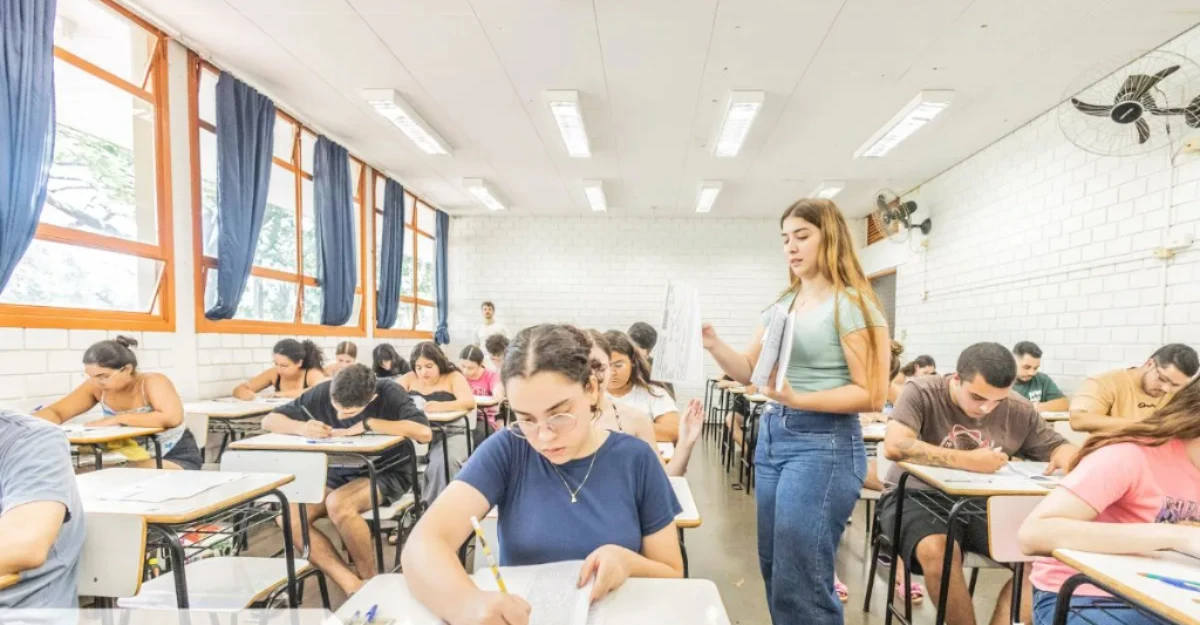 Inscrições para fiscais do Vestibular da UEM estão disponiveis; remuneração é de R$ 188