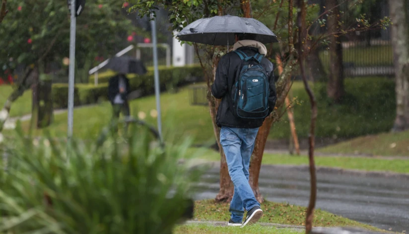 Nova frente fria traz chuvas ao Paraná, de acordo com previsão do Simepar; saiba mais