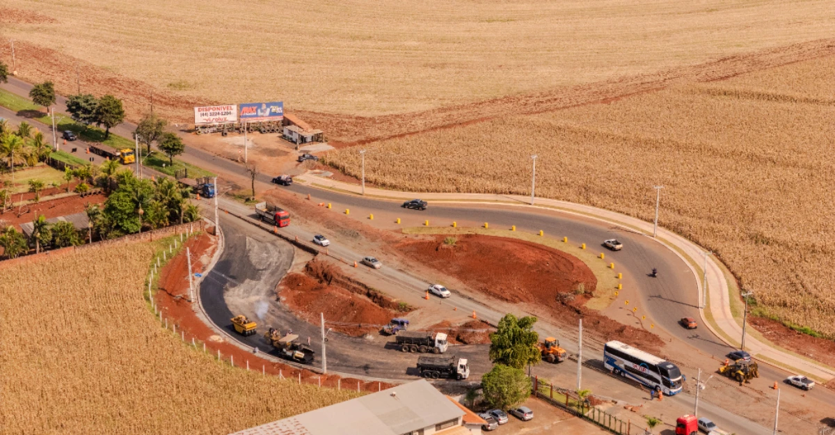 Obra de rotatória altera trânsito na Avenida Morangueira e Semob alerta motoristas