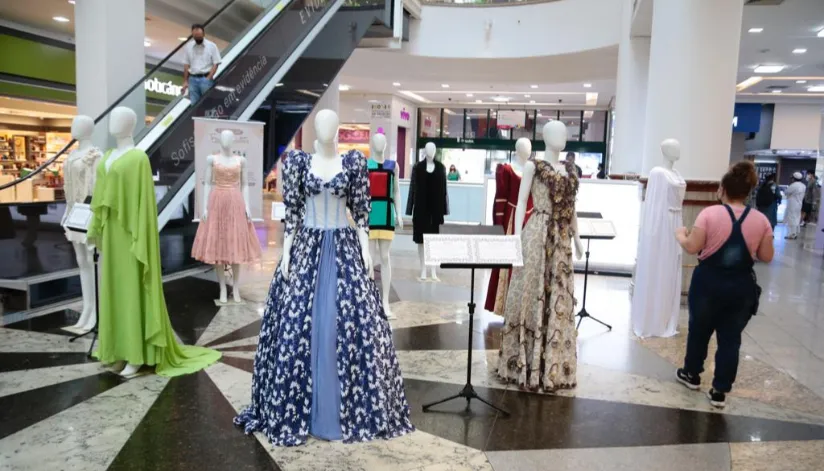 Exposição “Fashionistas” segue até o dia 15 de abril no Shopping Maringá Park