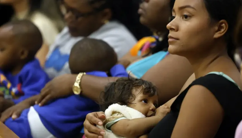 Mães vacinadas contra covid-19 protegem filhos por meio da amamentação