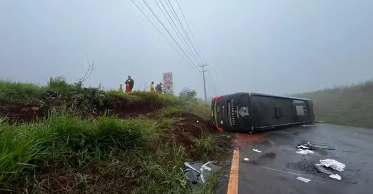 Ônibus com destino a Maringá tomba durante viagem na PR-444