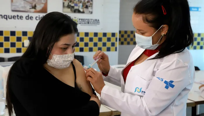 Cerca de 9,4% dos paranaenses já completaram o esquema vacinal contra Covid-19