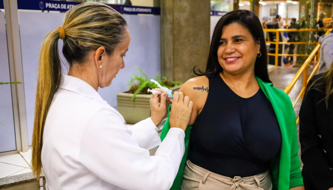 Secretaria de Saúde promove vacinação contra gripe no Shopping Maringá Park Secretaria de Saúde promove vacinação contra gripe no Shopping Maringá Park