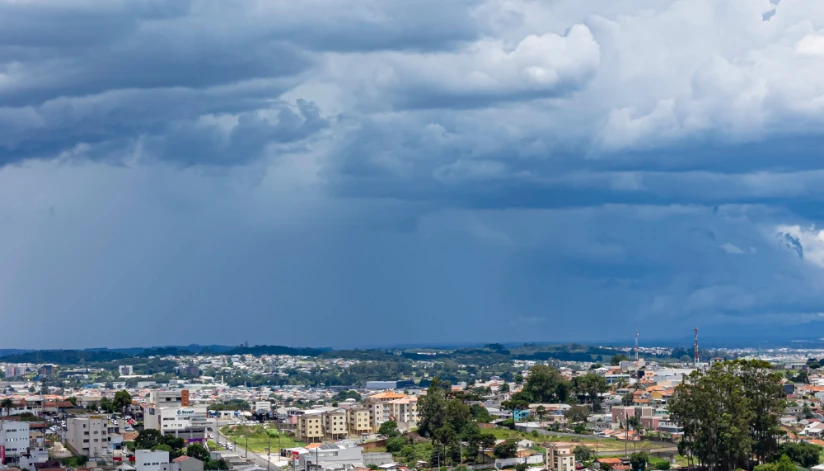 Com fim do fenômeno La Niña, fevereiro será abafado e com chuvas de verão no Paraná