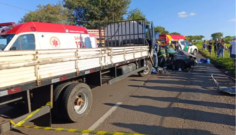 Duas pessoas morrem em acidente entre carro e caminhão no Contorno Sul de Maringá