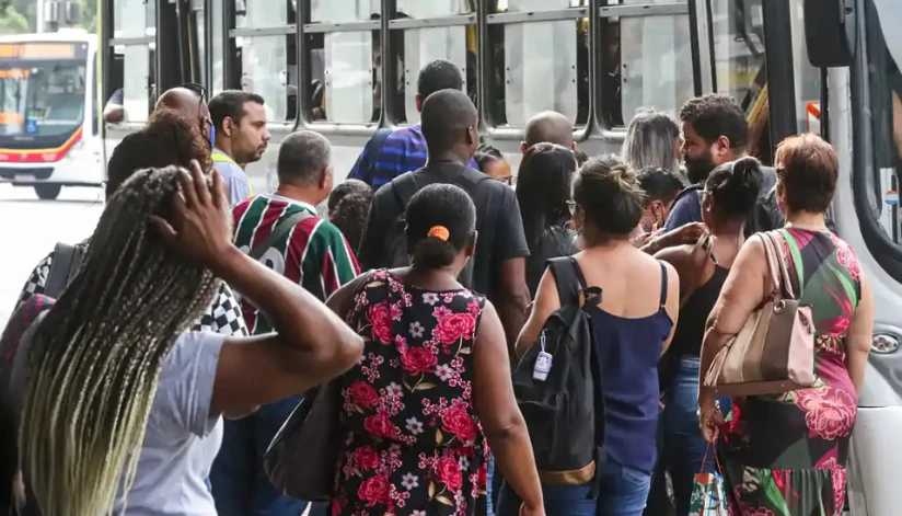Número de brasileiros que procuram emprego há mais de dois ano cai 17,8%, de acordo com IBGE