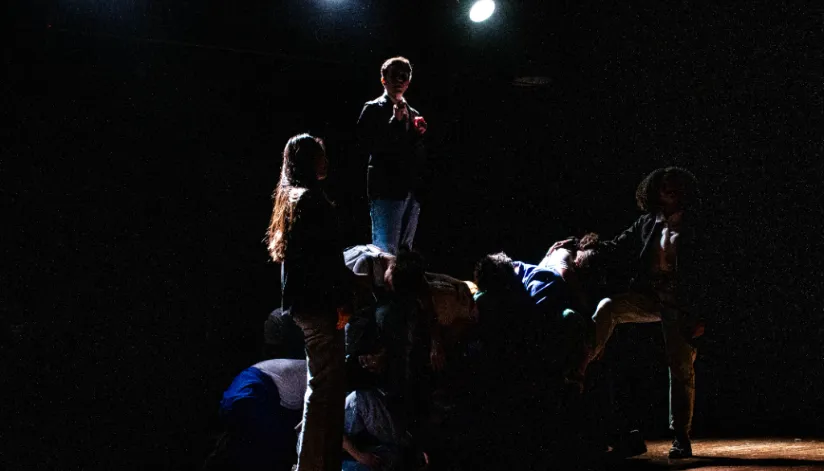 Artes Cênicas UEM abre curso gratuito de iniciação e montagem teatral para adolescentes e adultos