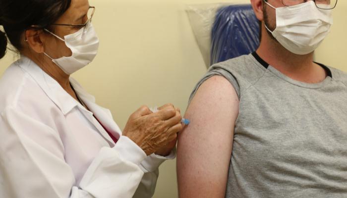 Cerca de 150,4 mil paranaenses já receberam a primeira dose da vacina