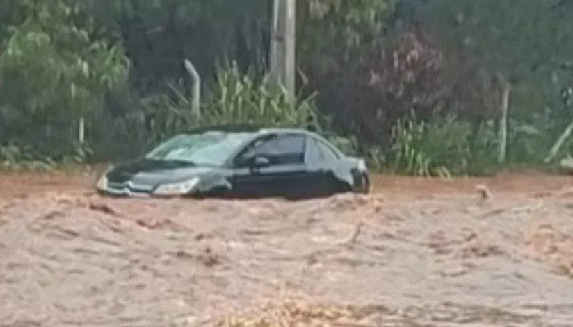 Motorista de carro ilhado é resgatado por bombeiros em Maringá