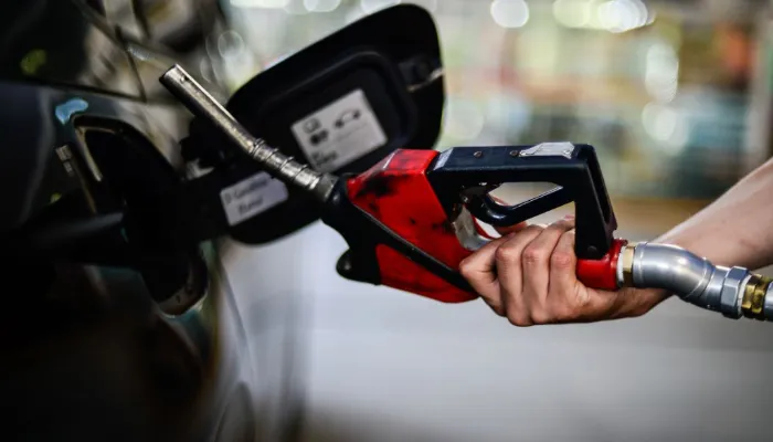 Petrobras divulga novo aumento nos preços da gasolina e diesel