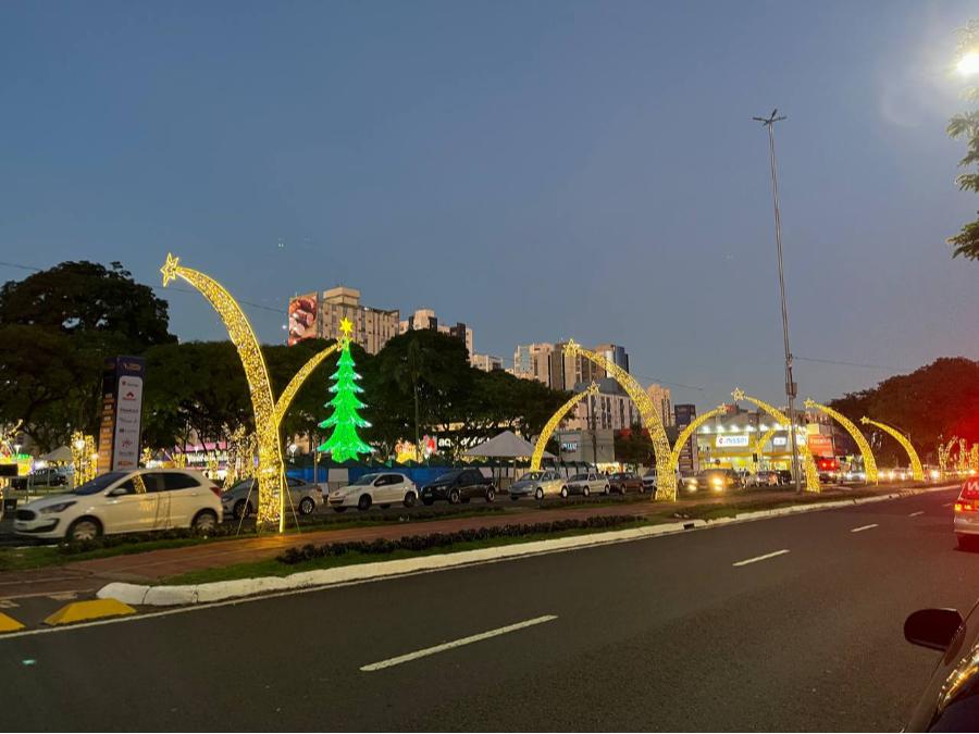 Decorações da Maringá Encantada iluminam o Centro e o Parque do Japão; veja fotos 