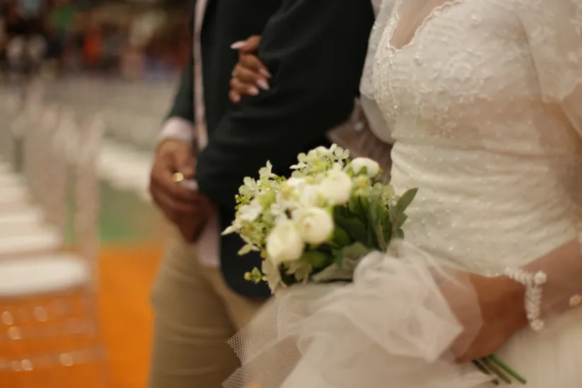 Comunidade pode doar vestidos, ternos e acessórios para casamento comunitário; saiba como