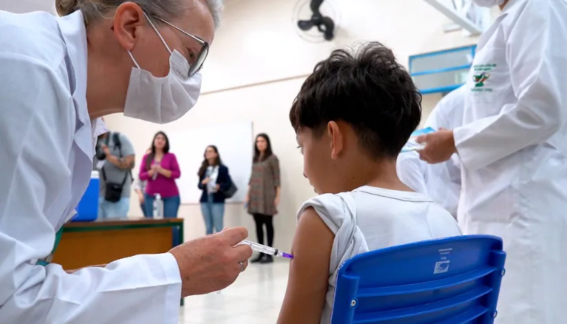 Mais de 86 mil doses foram aplicadas em força-tarefa de vacinação nas escolas do Paraná