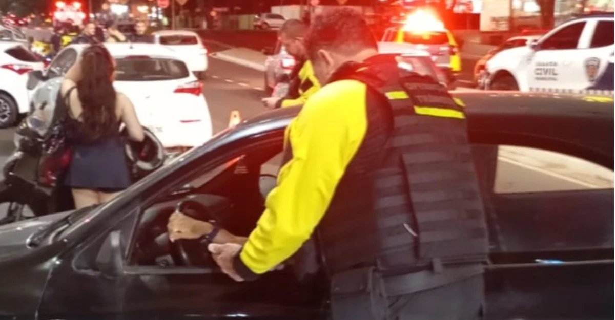 Operações de trânsito prendem motorista embriagado e removem 63 veículos em Maringá