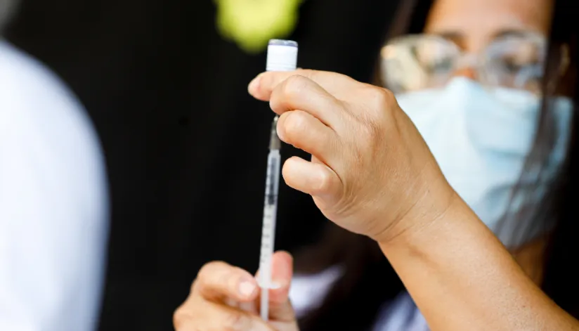 Secretaria de Saúde realiza mutirão de vacinação contra Covid-19 no Terminal Urbano de Maringá