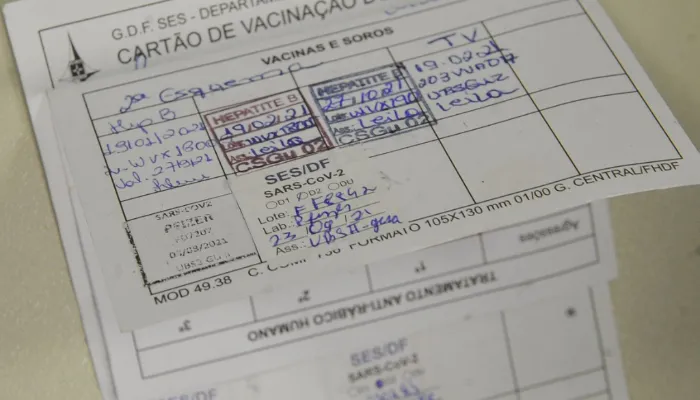 A imagem mostra um cartão de vacinação