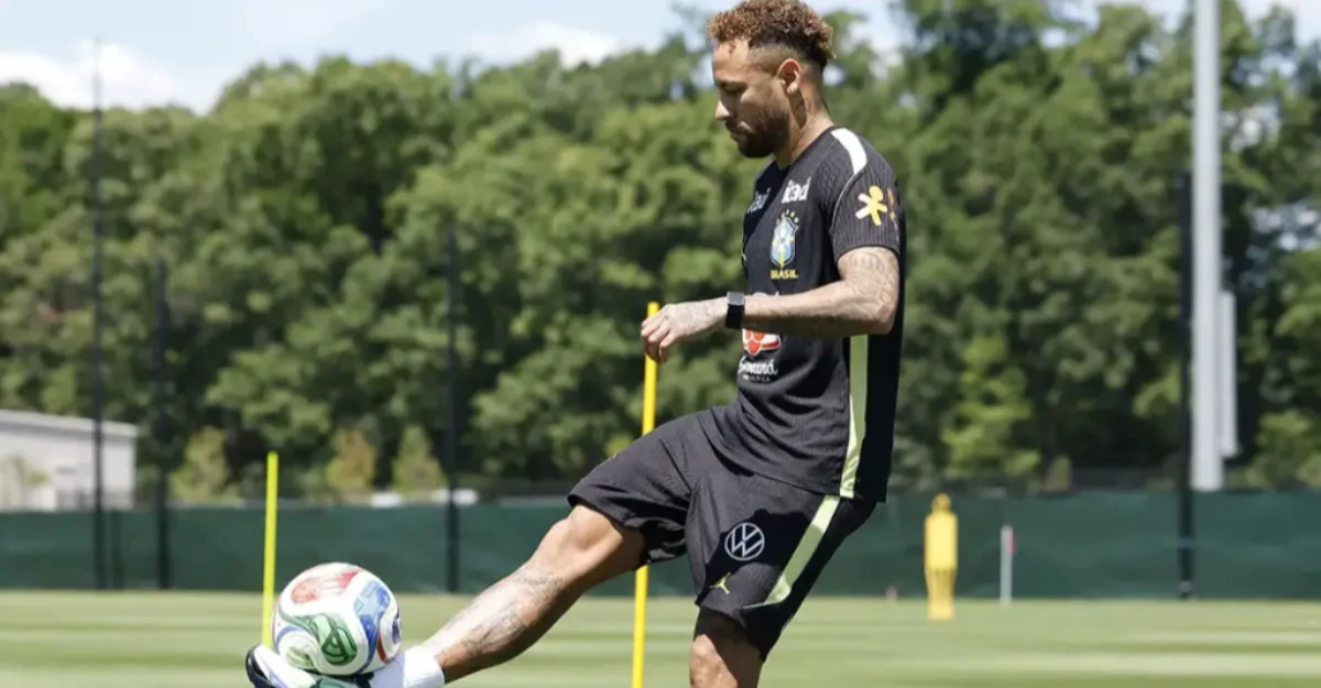 Neymar volta a treinar com a seleção brasileira