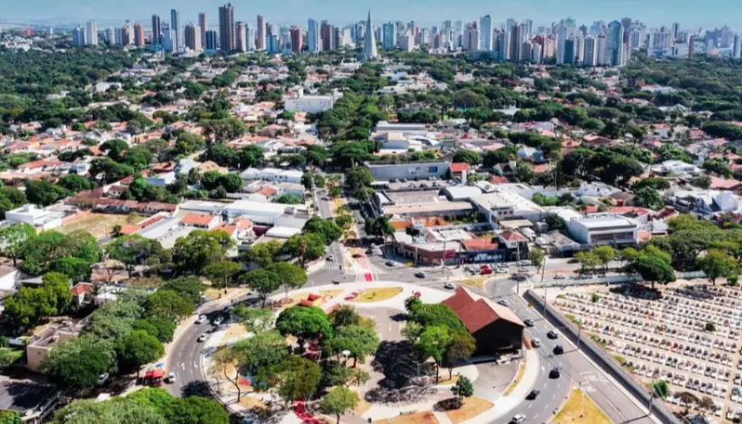 Foto aérea de Maringá na região da Praça de Todos os Santos.