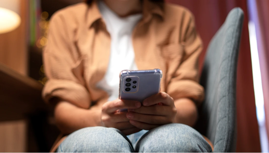 Uso de IA afeta níveis neurais, linguísticos e comportamentais dos jovens, aponta pesquisa