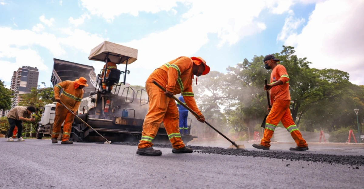 Recapeamento asfáltico é realizado em trecho da Avenida Mauá nesta segunda (1º)