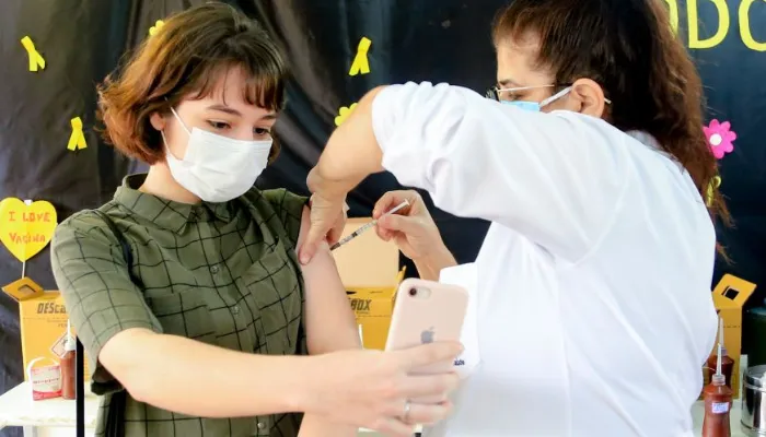 Veja o cronograma de vacinação completo desta quinta-feira (11) em Maringá
