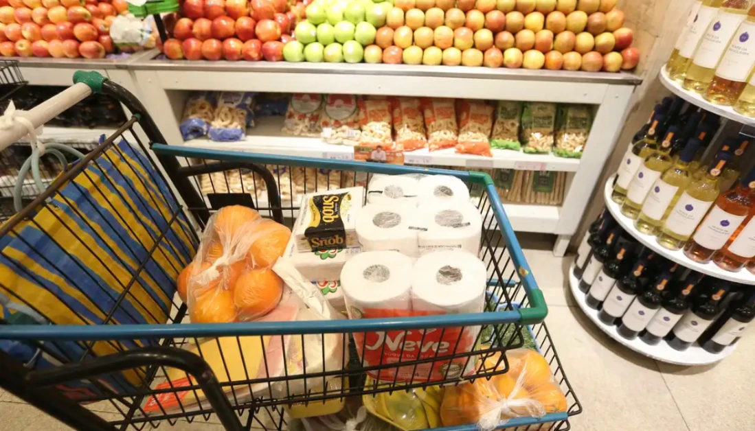 Inflação fica em 0,24% em junho, influenciada pela queda no preço dos alimentos Inflação fica em 0,24% em junho, influenciada pela queda no preço dos alimentos
