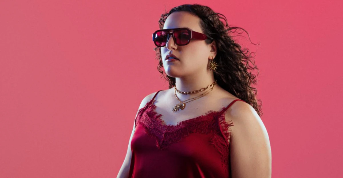 Cantora maringaense Leffs lança álbum de estreia ‘Atravessada’ com audição aberta ao público