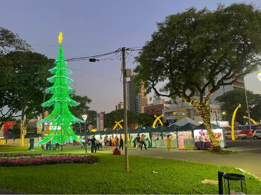 Decorações da Maringá Encantada iluminam o Centro e o Parque do Japão; veja fotos 