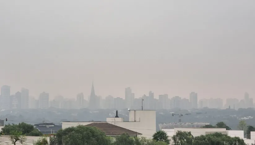 Entenda as causas do céu encoberto por fumaça em Maringá