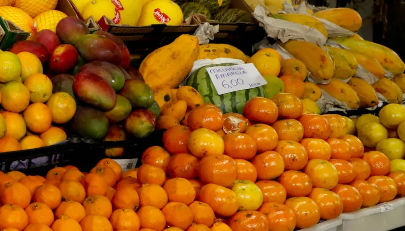 Preços de frutas da estação, como caqui e tangerina, estão 30% mais baixos