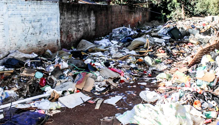 Prefeitura realiza operação de limpeza de entulhos em casa na Vila Izabel