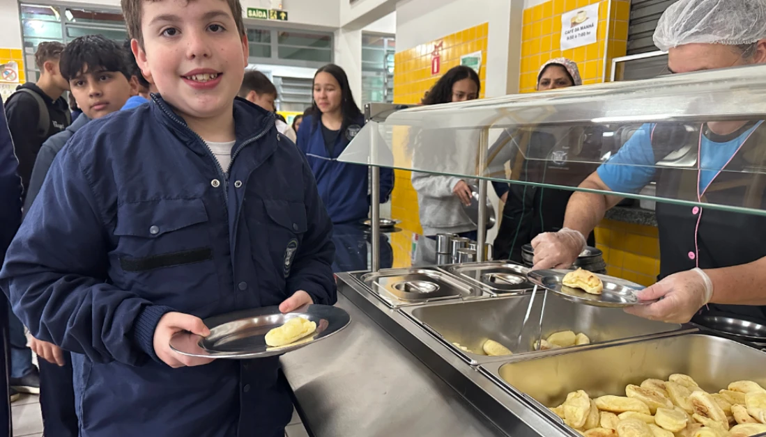 Escolas estaduais do Paraná agora possuem pães e palitos de queijo no cardápio da merenda Escolas estaduais do Paraná agora possuem pães e palitos de queijo no cardápio da merenda