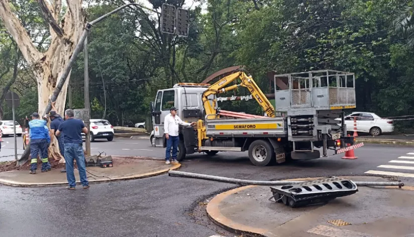 Motorista embriagado invade a entrada do Parque do Ingá após colidir e derrubar semáforo