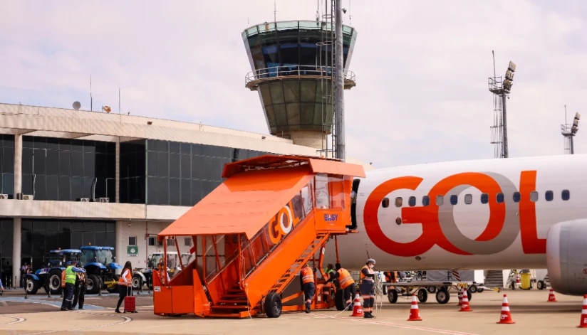 Aeroporto de Maringá ganha primeira escada com acessibilidade da América Latina Aeroporto de Maringá ganha primeira escada com acessibilidade da América Latina