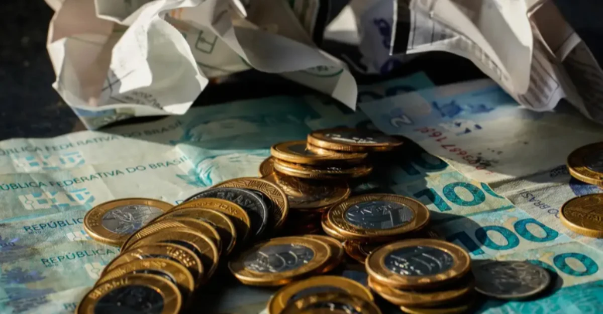 Consumo das famílias brasileiras impulsiona crescimento da economia em maio, mostra FGV
