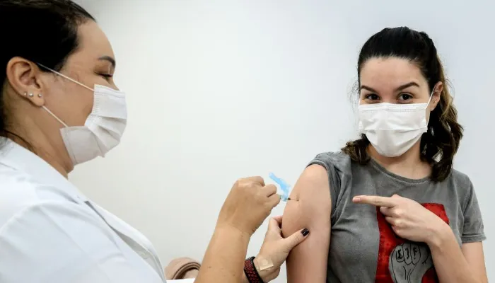 Vacinação contra covid-19 será destinada a "repescagem" nesta segunda-feira (19)